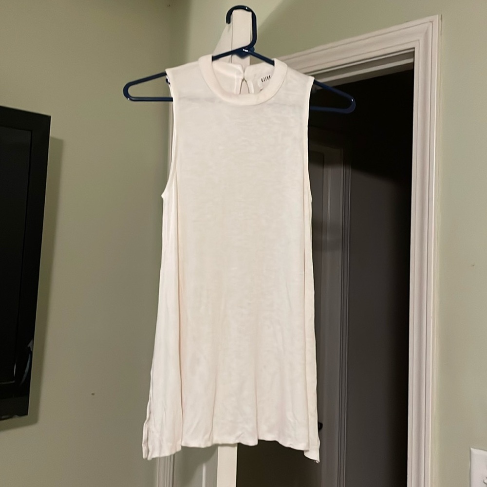 Cute tank with keyhole back cut out!